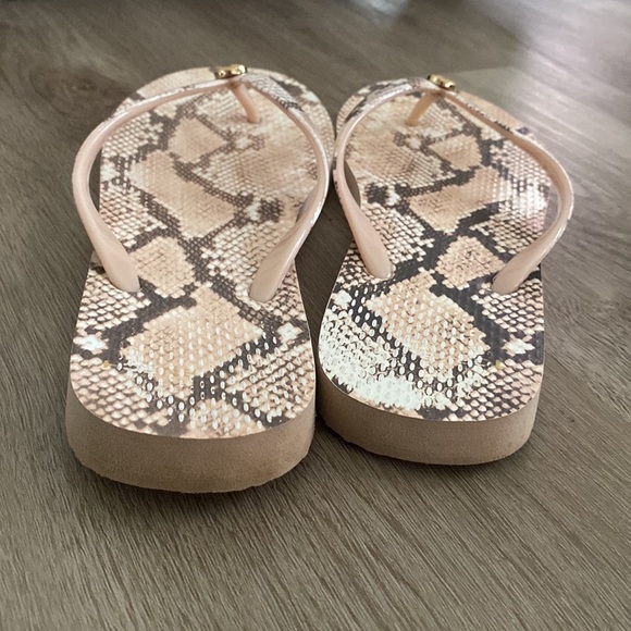 Tory Burch Stylish Snake Print Flip Flops - Picture 3 of 6